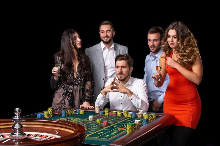 Tampilan layar Super Sic Bo dengan tiga dadu, meja taruhan, dan dealer live di hanomantoto